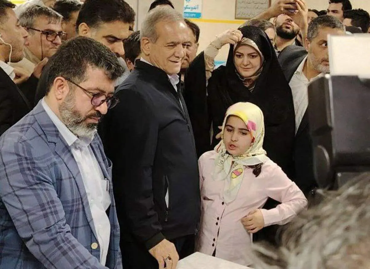حضور پزشکیان در این بیمارستان تهران برای شرکت در انتخابات+عکس
