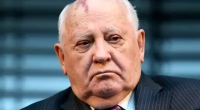  «گورباچف» در فرودگاه شونفلد در برلین؛ سال 1364