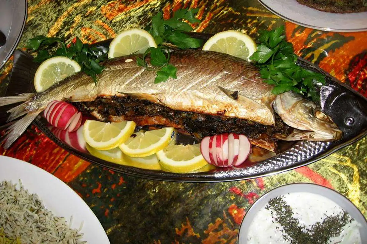 طرز تهیه ماهی شکم‌پُر اصیل شمالی برای شب عید+ فیلم
