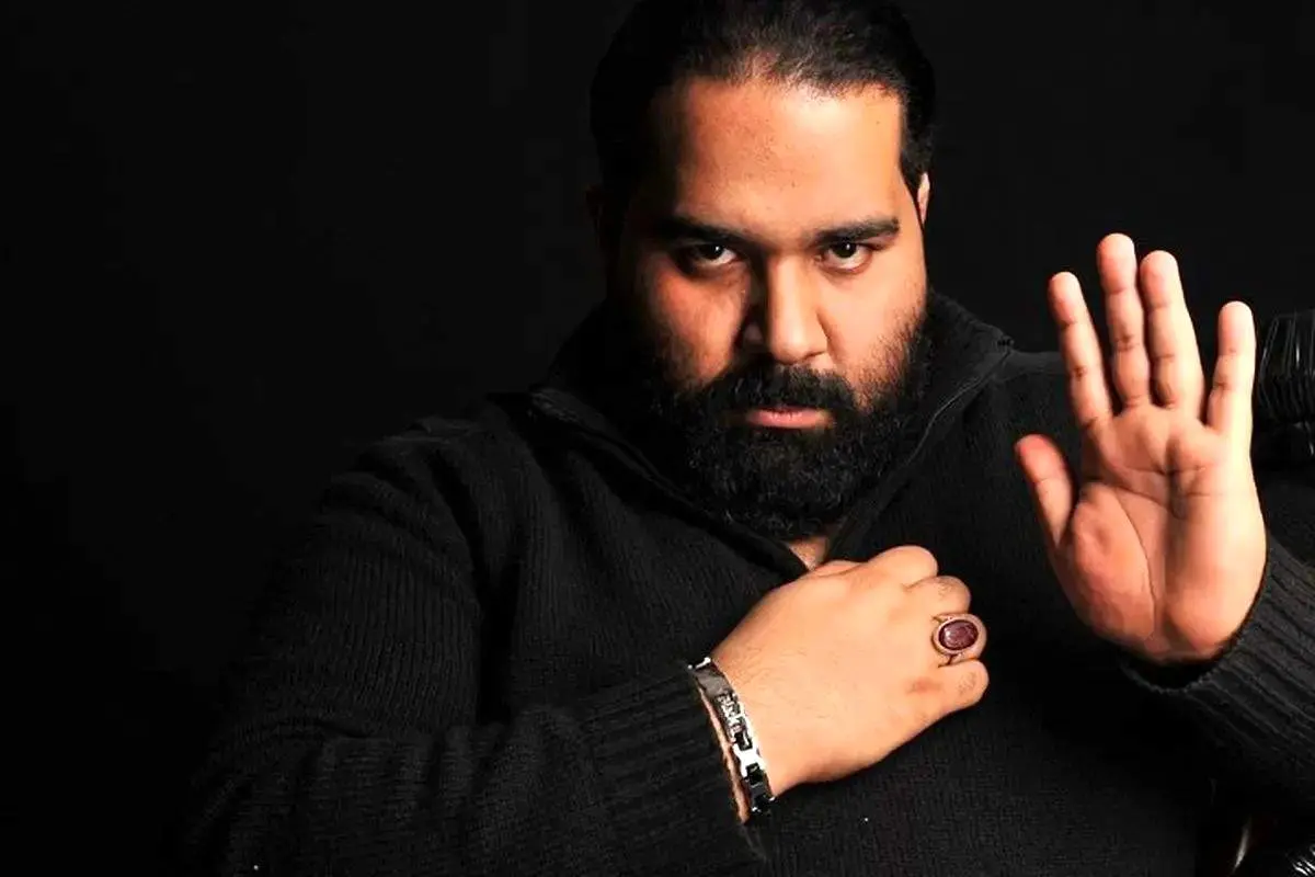 قاب جدید خانواده مشکیپوش: رضا صادقی در کنار همسر و دخترانش