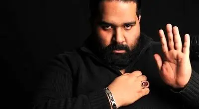 قاب جدید خانواده مشکی‌پوش: رضا صادقی در کنار همسر و دخترانش