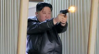 جیمز باند تپل! | تصویر عجیب کیم جون اون در حال شلیک با اسلحه