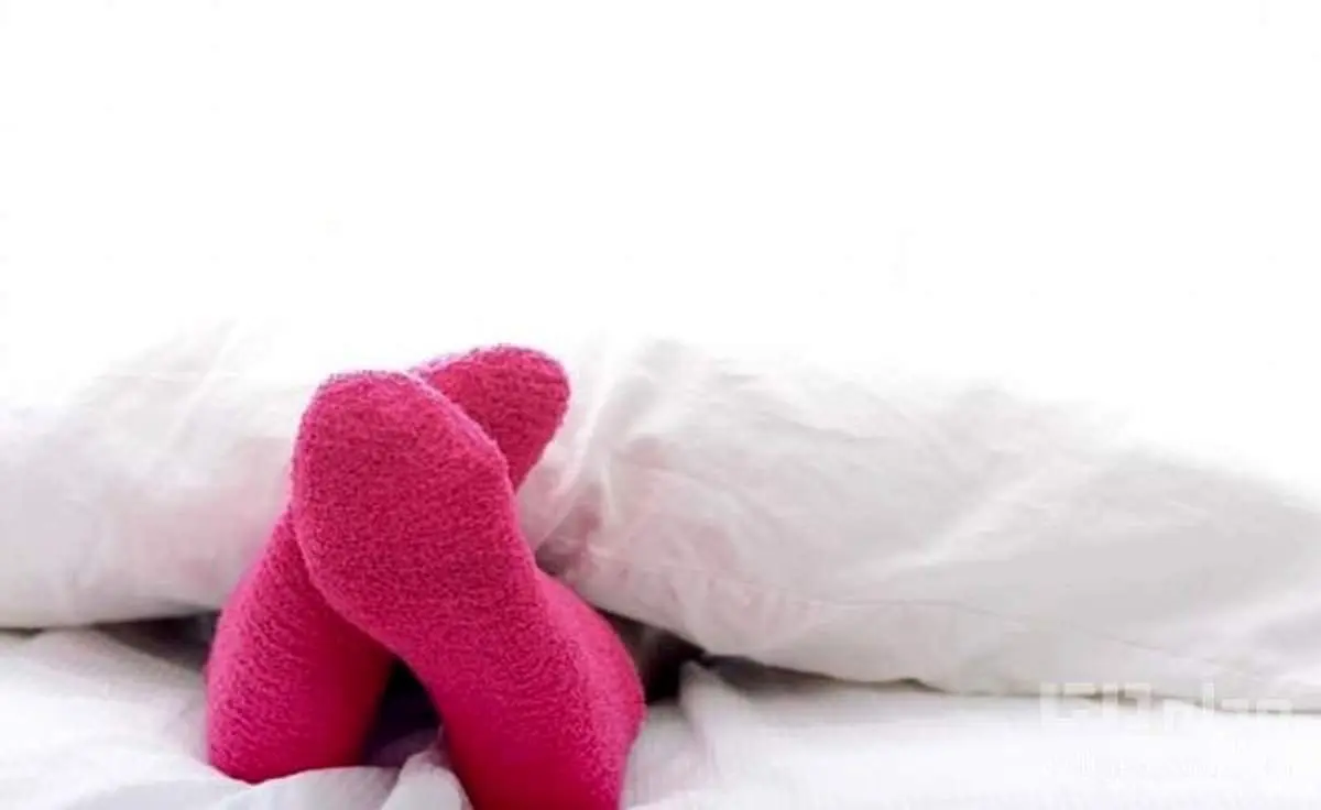 با جوراب خوابیدن خوب است یا بد؟