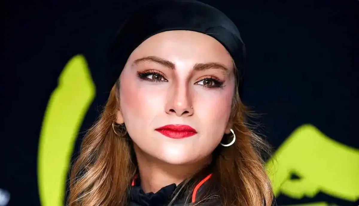 بیوگرافی محیا دهقانی در نقش آذر پارسا در سریال دو نیمه ماه