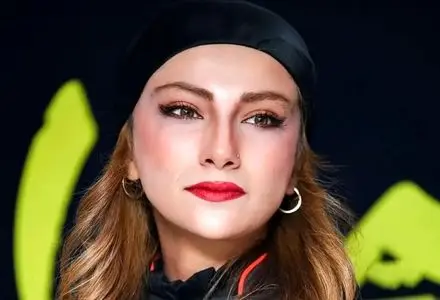 بیوگرافی محیا دهقانی در نقش آذر پارسا در سریال دو نیمه ماه