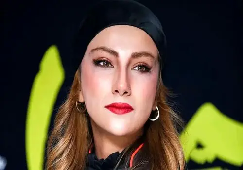 بیوگرافی محیا دهقانی در نقش آذر پارسا در سریال دو نیمه ماه