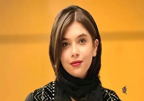 استایل سمیرا حسینی با پوشش «جین» در حاشیه اجرای نمایش کافه عاشقی+عکس