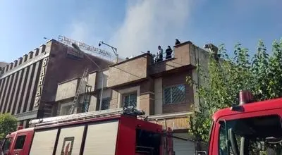 اولین تصاویر از آتش‌سوزی در خیابان سعدی تهران+ فیلم