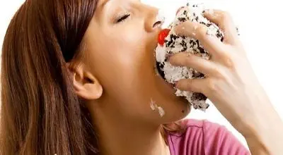 عوارض خوردن شیرینی قبل از خواب