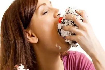 عوارض خوردن شیرینی قبل از خواب