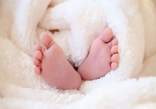 چرا نوزاد باید شیر مادر بخورد؟