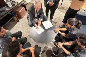 دیدار ۵ بازیکن تیم ملی فوتبال ایران با وزیر مهاجرت استرالیا پس از درخواست پناهندگی + عکس