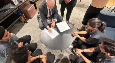 دیدار ۵ بازیکن تیم ملی فوتبال ایران با وزیر مهاجرت استرالیا پس از درخواست پناهندگی + عکس