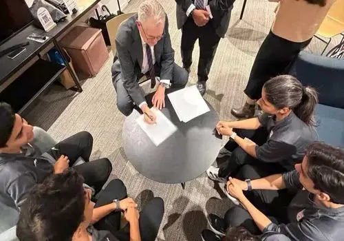 دیدار ۵ بازیکن تیم ملی فوتبال ایران با وزیر مهاجرت استرالیا پس از درخواست پناهندگی + عکس