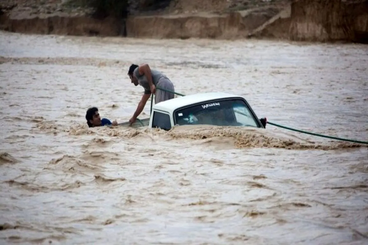 لحظات نفس گیر نجات راننده کامیون از سیلاب+ فیلم