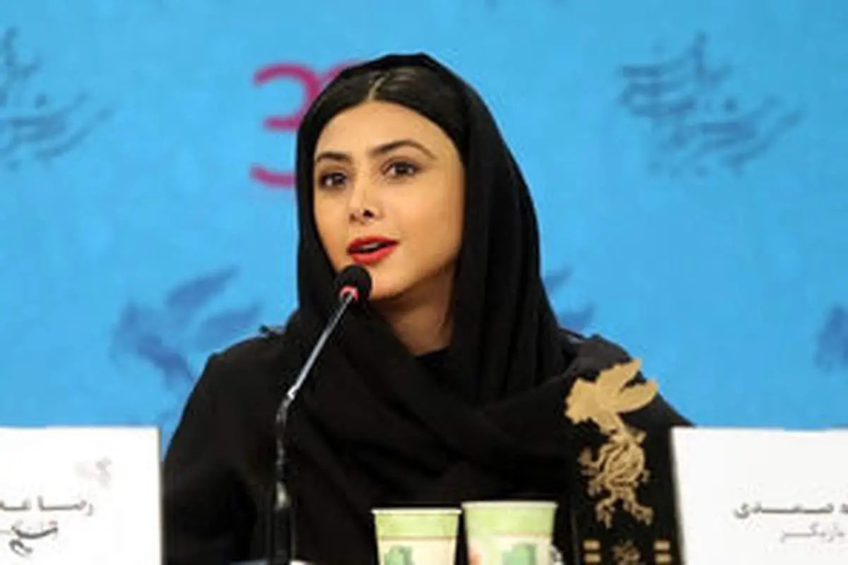 عکس داغ و تازه آزاده صمدی با تیپی بسیار ساده و شیک