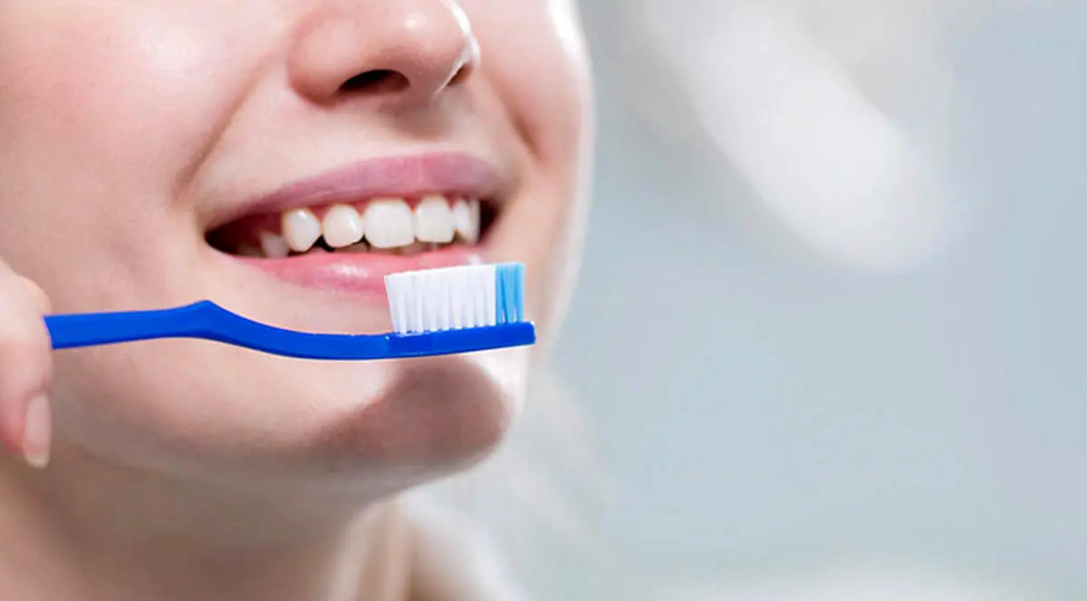 فواید ایستادن روی یک پا هنگام مسواک زدن