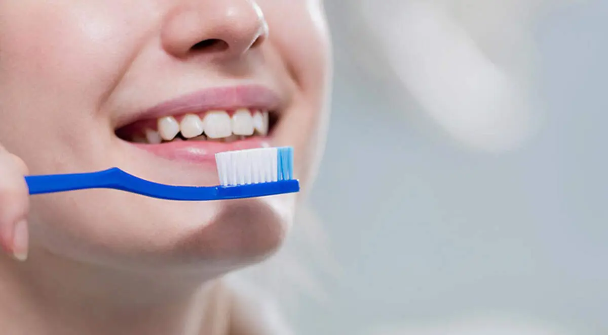 فواید ایستادن روی یک پا هنگام مسواک زدن
