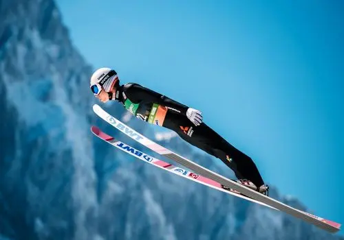 نجات معجزه آسای اسکی باز زنده به گورشده در برف+ فیلم