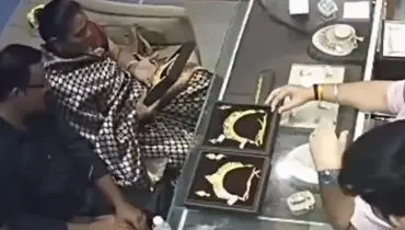 لحظه عجیب سرقت طلا توسط یک زن و مرد مقابل لنز دوربین‌های مداربسته! +فیلم