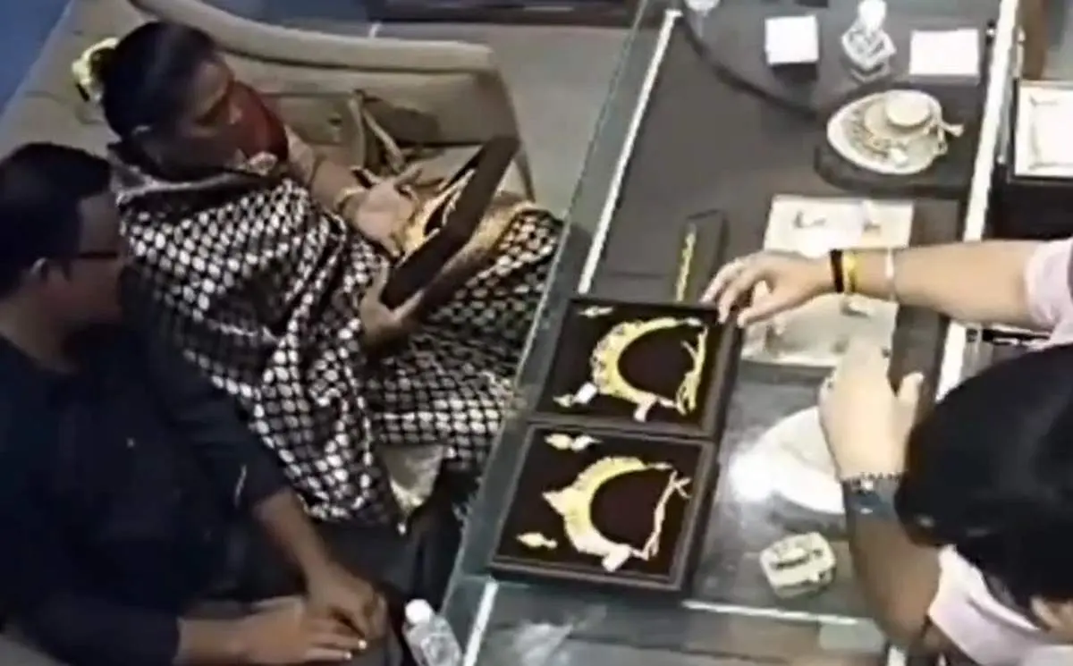 لحظه عجیب سرقت طلا توسط یک زن و مرد مقابل لنز دوربین‌های مداربسته! +فیلم