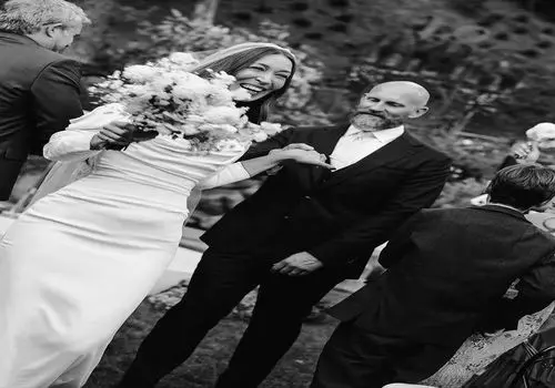 خواهر بزرگتر بلا و جیجی حدید در مراسمی صمیمی ازدواج کرد+تصویر