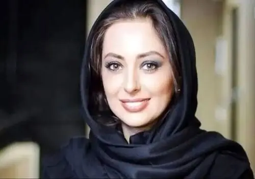 «نفیسه روشن» با چادر در حرم امام رضا (ع)؛ سال 93