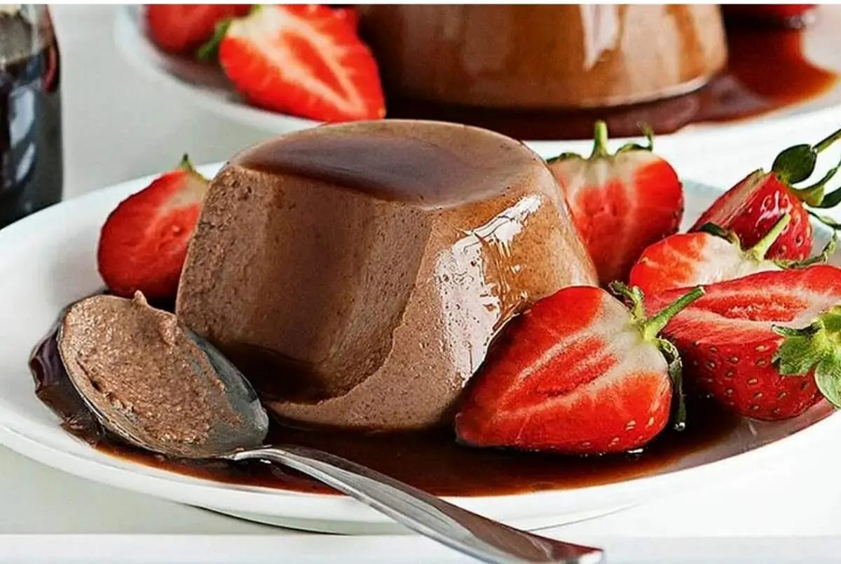 روش تهیه دسر شکلاتی خوش طعم با سه قلم 