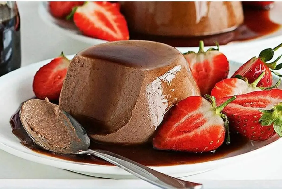 روش تهیه دسر شکلاتی خوش طعم با سه قلم 