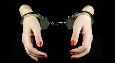 زن ماهر در قاچاق شیشه به اروپا با سوغات مسافران، گرفتار پلیس شد