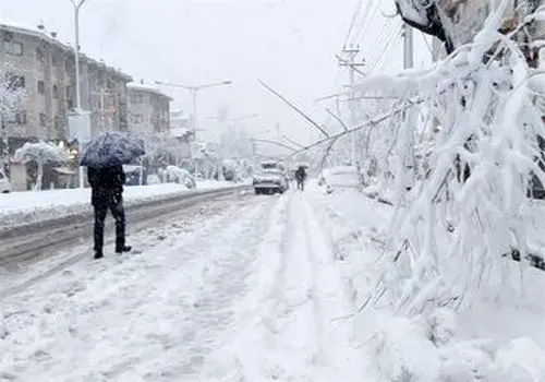 غافلگیری تهرانی ها از بارش شدید برف؛ حبس عابران منطقه ۱ در خیابان های یخ زده