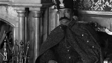 سلفی ناصرالدین‌شاه با همسرانش در کاخ گلستان