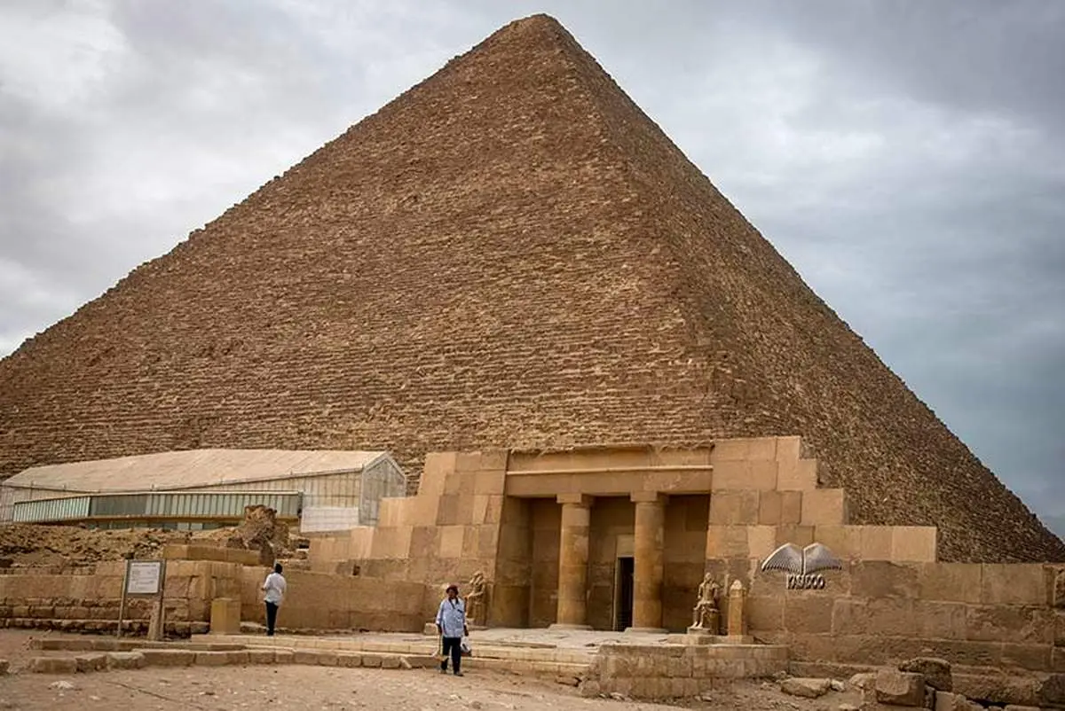 آیا ساختارهای هوایی در هرم منکورع نشانه‌ای از راهروهای پنهان‌اند؟