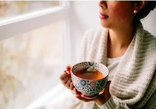 یک باور غلط رایج درباره نوشیدن چای داغ که باید بدانید