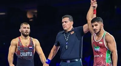 قهرمان کشتی جهان تماشاگر ویژه دیدار استقلال و فجر