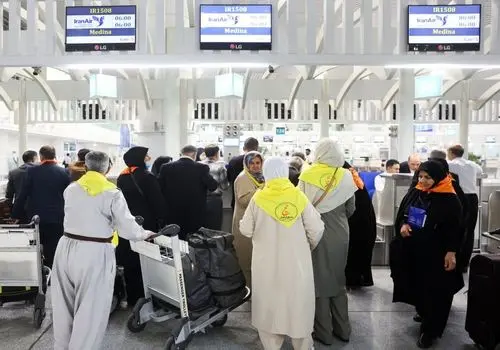  اولین گروه از حجاج ایرانی وارد کشور شدند