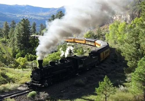 لحظه دیدنی عبور قطار از مسیر برفی پل‌سفید سوادکوه+ فیلم