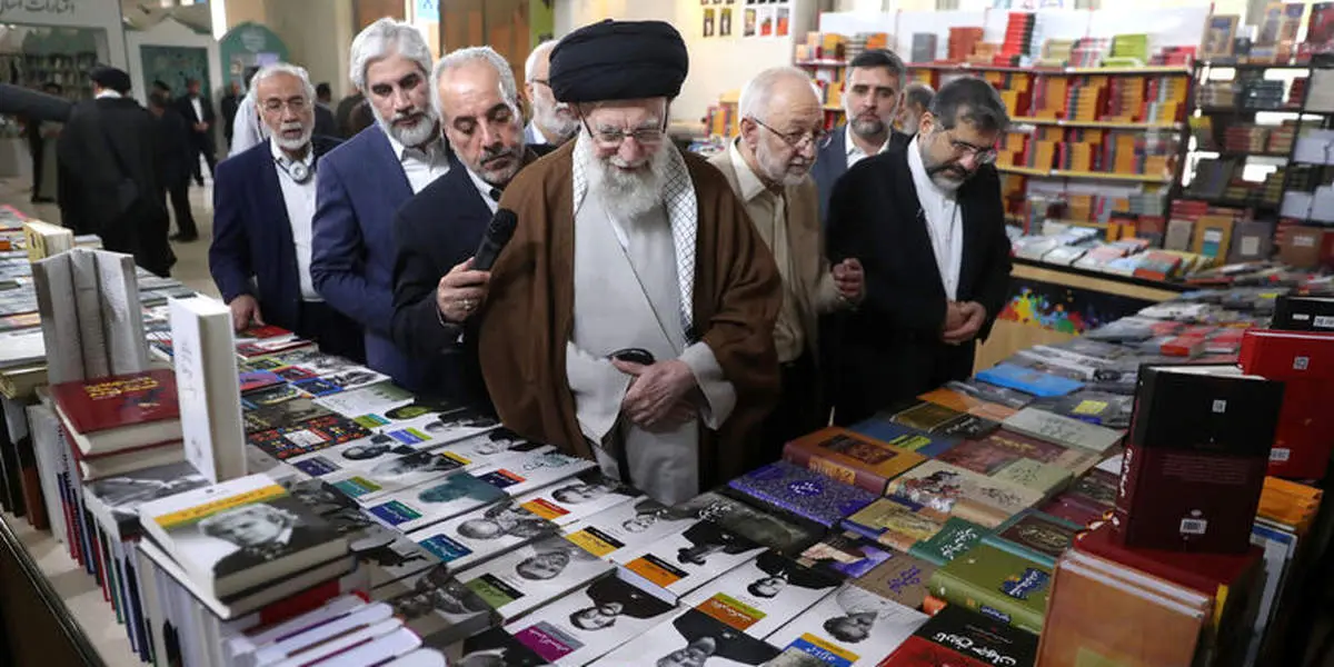 بازدید رهبر انقلاب از سی و پنجمین نمایشگاه بینالمللی کتاب تهران/ گزارش تصویری