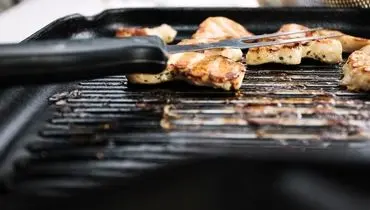 از چربی تا درخشش؛ رازهای تمیز کردن گریل مثل حرفه‌ای‌ها