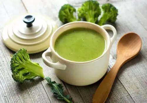 سوپ بروکلی با پنیر چدار؛ انتخابی سالم و خوش‌طعم

