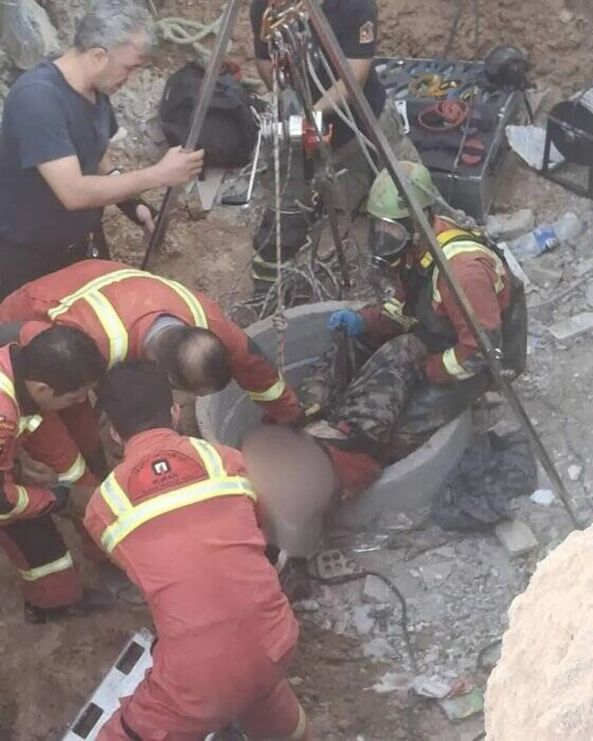 حادثه مرگبار در جاده خاوران؛ کارگران داخل چاه بیهوش پیدا شدند