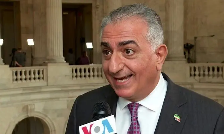 لحظه حمله به رضا پهلوی با سس کچاپ + فیلم