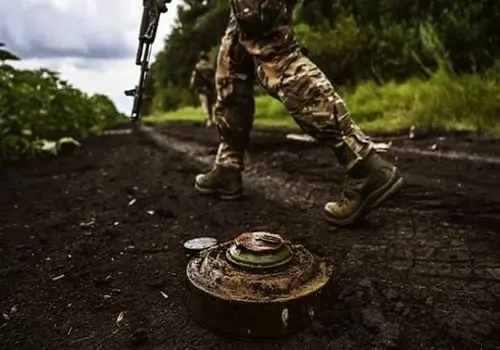 تلاش دو سرباز روس برای سرنگونی کوادکوپتر اوکراینی با بیل باغبانی!+ فیلم