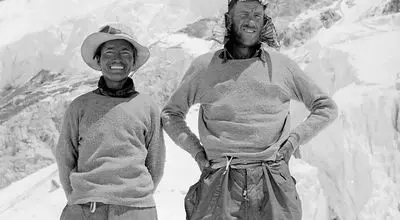 چگونه نخستین فاتحان اورست از مرگ گریختند؟

