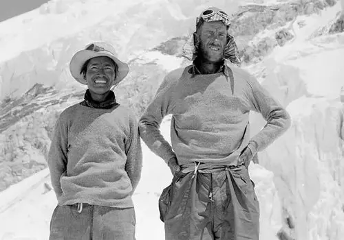 چگونه نخستین فاتحان اورست از مرگ گریختند؟

