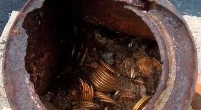 کشف گنج بزرگ سکه‌های طلا در یک قوطی + عکس