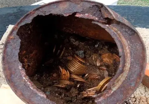 کشف گنج بزرگ سکه‌های طلا در یک قوطی + عکس