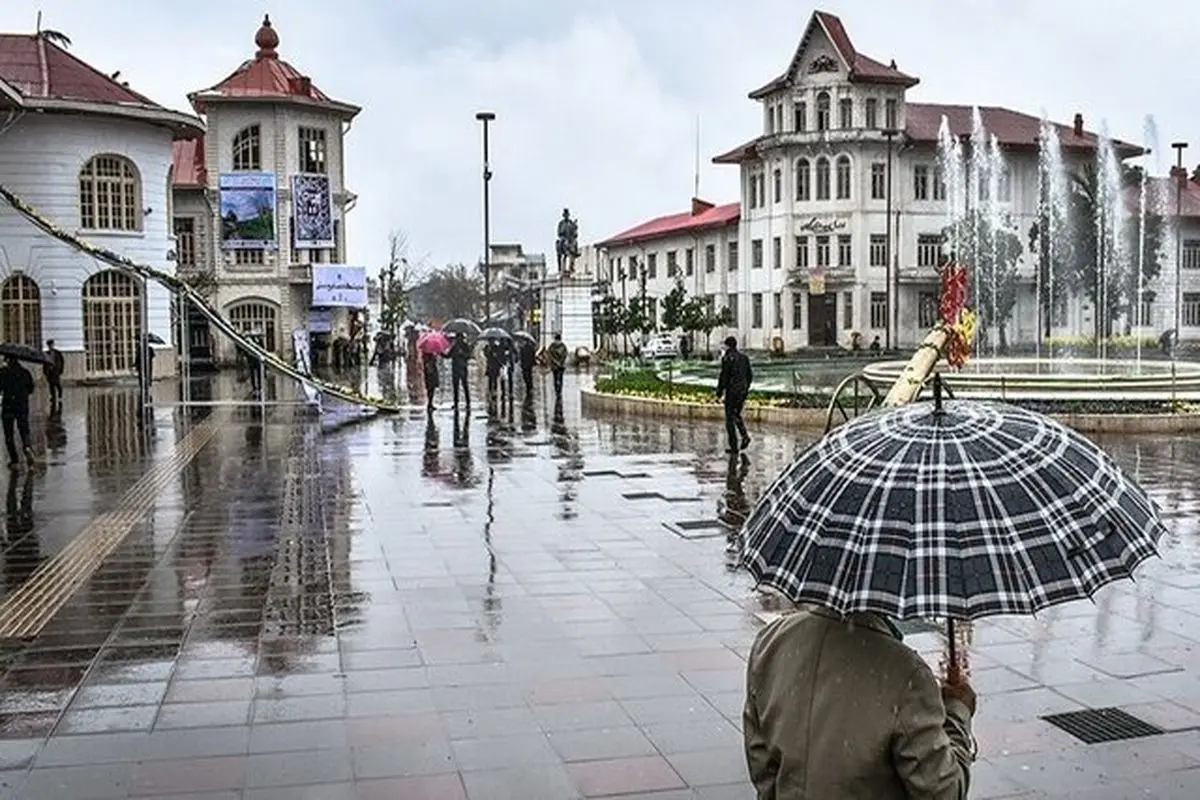 ۲ عکس تاریخی از میدان شهرداری رشت ۹۰ سال پیش!