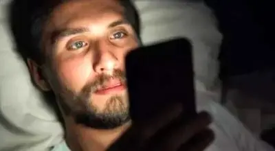 صفحه نمایش گوشی این آسیب به چشماتان میرساند