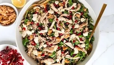 طرز تهیه سالاد مرغ و انار ؛ بوی زهم مرغ را با این ادویه ها بگیرید